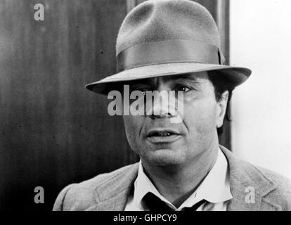 JOE DANCER - EIN HARTER BROCKEN - reich ist Tiffany, schön und geheimnisvoll - und sie braucht einen Privatdetektiv. Joe Dancer soll ihren Bruder finden. Er hat sich von einflussreichen abgesetzt-senneur politisch Familie. Kurz bevor Joe Dancer den Mann dans seinem Versteck dans der findet ancien Wüste, wird dieser erschossen. Auch ein Freund danseurs kommt ums Leben. Unterdessen erstrecken seine Beziehungen zu sich nicht nur Klientin senneur aufs Berufliche. Eine gefährliche Beziehung, wie sich bald herausstellt... Bild : Joe danseur (Robert Blake) Régie : Reza S. Badiyi aka. La Big Black comp Banque D'Images