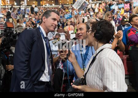 Le lieutenant-gouverneur de Californie. Gavin Newsom interviewé sur le troisième jour de la Convention Nationale Démocratique à la Wells Fargo Center le 27 juillet 2016 à Philadelphie, Pennsylvanie. Banque D'Images