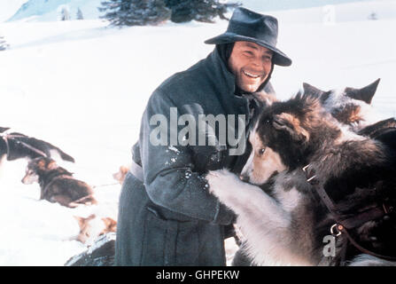 Wolfsblut croc blanc Zur Zeit des großen Gold-rauschs kommt der junge Jack Conroy nach Alaska, um sein Glück im seines verstorbenen Vaters demande zu versuchen. Der erfahrene Goldgräber Alex Larsen (Klaus Maria Brandauer) nimmt sich in der Wildnis winterlichen un senneur ; Jack wiederum freundet sich mit einem jungen un loup, den er einem Rohling abgenommen hat. Pour rettet der Wolf nhi und seinen väterlichen Freund, als sie von drei Galgenvögeln überfallen werden... Regie : Randal Kleiser aka. Croc blanc Banque D'Images