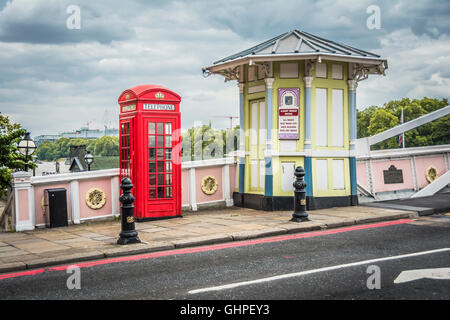 Téléphone rouge et poste de péage sur Albert Bridge, Chelsea, Londres, Angleterre, Royaume-Uni Banque D'Images