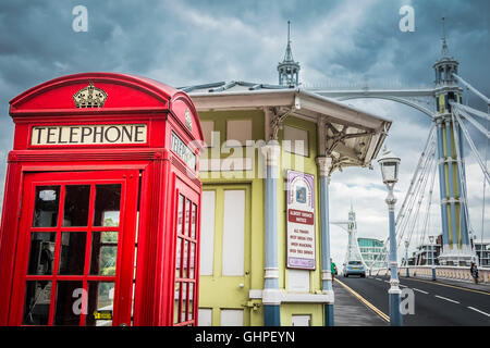 Un kiosque téléphonique rouge de Londres sur Albert Bridge, Chelsea, Londres, Angleterre, Royaume-Uni Banque D'Images