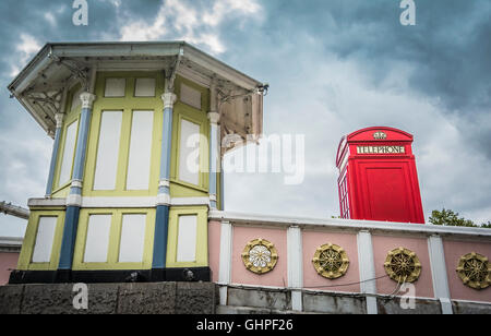 Un kiosque à péage coloré et un kiosque téléphonique sur l'Albert Bridge, Chelsea, Londres, Angleterre, Royaume-Uni Banque D'Images