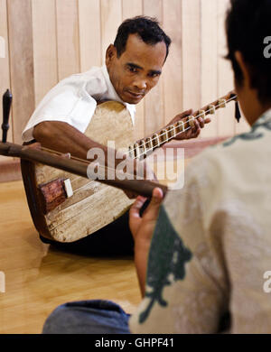 Maître Chapei Suon Peng enseigne à un jeune étudiant à l'Cambodge Living Arts studio d'enregistrement à Phnom Penh, Cambodge. Banque D'Images