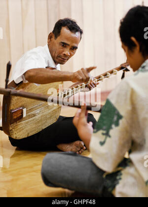 Maître Chapei Suon Peng enseigne à un jeune étudiant à l'Cambodge Living Arts studio d'enregistrement à Phnom Penh, Cambodge. Banque D'Images