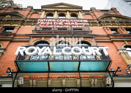 La façade extérieure du Royal court Theatre, Sloane Square, Chelsea, Londres, Angleterre,ROYAUME-UNI Banque D'Images