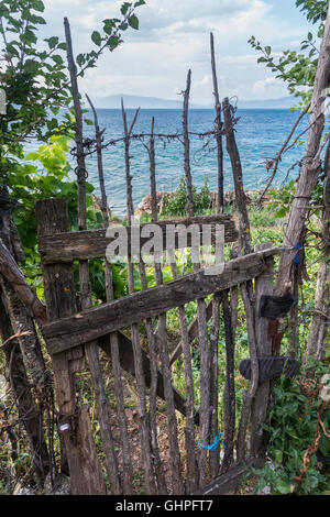 Porte de jardin dans le village de pêcheurs de lin sur les rives du lac d'Ohrid près de Pogradeci, sud-est de l'Albanie. Banque D'Images