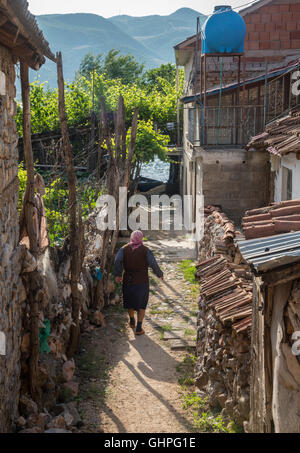 La vie dans le village de pêcheurs de lin sur les rives du lac d'Ohrid près de Pogradeci, sud-est de l'Albanie. Banque D'Images