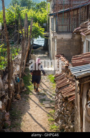 La vie dans le village de pêcheurs de lin sur les rives du lac d'Ohrid près de Pogradeci, sud-est de l'Albanie. Banque D'Images