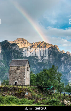 La Kulla, lock-in tour à Theth, avec les Alpes albanaises en arrière-plan, le nord de l'Albanie. Banque D'Images