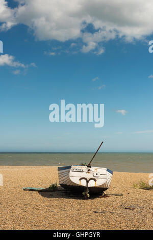 Un bateau de pêche traditionnel sur la plage à Suffolk Aldeburgh UK Banque D'Images