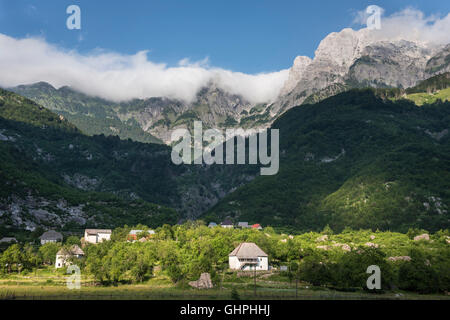 Recherche à travers le village de Theth, avec les Alpes albanaises en arrière-plan, le nord de l'Albanie. Banque D'Images
