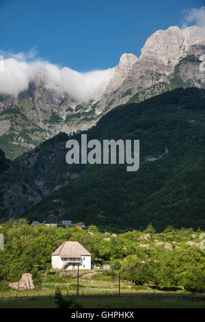 Recherche à travers le village de Theth, avec les Alpes albanaises en arrière-plan, le nord de l'Albanie. Banque D'Images