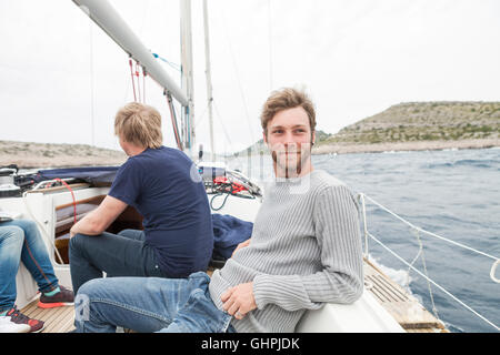 Jeune homme sur location face à la mer Banque D'Images