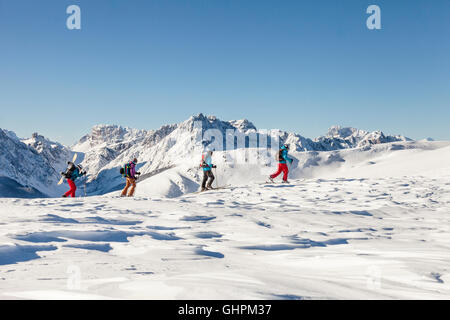 Vor der Kulisse Sextner Dolomiten der, Tourengeher dans grandioser Landschaft. Banque D'Images