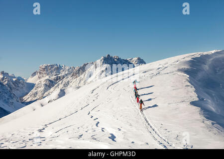 Vor der Kulisse Sextner Dolomiten der, Tourengeher dans grandioser Landschaft. Banque D'Images