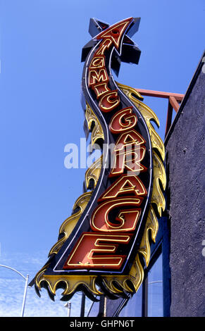 Garage atomique signe sur l'avenue Melrose à Los Angeles, CA Banque D'Images