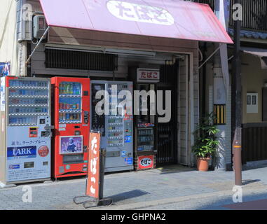 Boutique cigarette traditionnelle japonaise et des distributeurs automatiques à Osaka au Japon. Banque D'Images