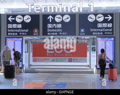 Les gens de consulter l'information à l'aéroport de Kansai International Terminal 1 à Osaka au Japon. Banque D'Images