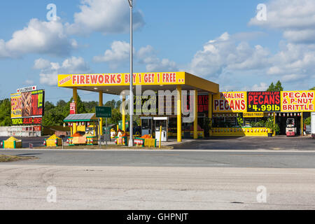 La sortie de Pécan colorés vend les pacanes, bonbons, et autres sucreries ainsi que des feux d'artifice à Saint Augustine, en Floride. Banque D'Images