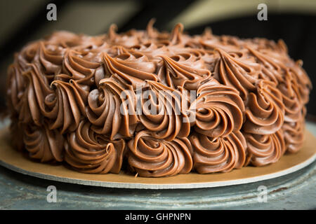 Gâteau avec glaçage au chocolat truffes Banque D'Images