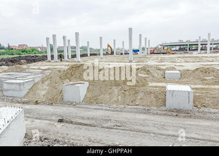 La base de béton de nouvel édifice avec renfort au chantier est prêt pour l'étape suivante. Banque D'Images