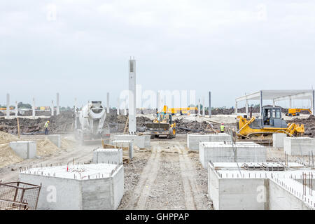 La base de béton de nouvel édifice avec renfort au chantier est prêt pour l'étape suivante. Banque D'Images