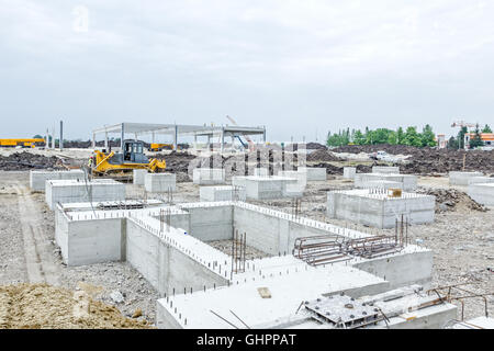 La base de béton de nouvel édifice avec renfort au chantier est prêt pour l'étape suivante. Banque D'Images