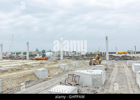 La base de béton de nouvel édifice avec renfort au chantier est prêt pour l'étape suivante. Banque D'Images