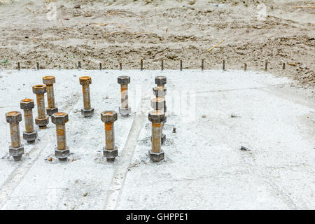 Close up les boulons d'ancrage dans la base en béton de nouvel édifice avec renfort à l'emplacement de l'édifice. Banque D'Images