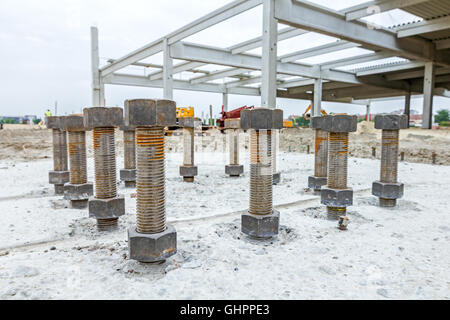 Close up les boulons d'ancrage dans la base en béton de nouvel édifice avec renfort à l'emplacement de l'édifice. Banque D'Images