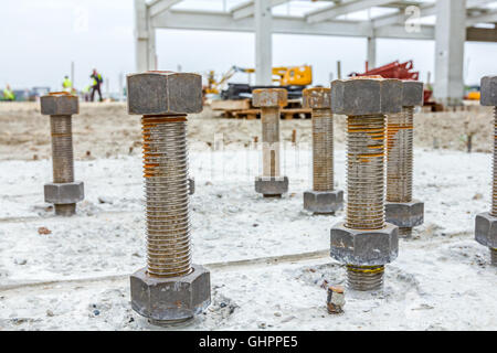 Close up les boulons d'ancrage dans la base en béton de nouvel édifice avec renfort à l'emplacement de l'édifice. Banque D'Images