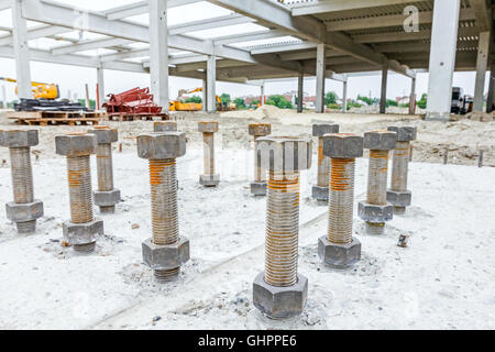 Close up les boulons d'ancrage dans la base en béton de nouvel édifice avec renfort à l'emplacement de l'édifice. Banque D'Images