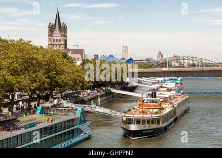 Les bateaux de croisière sur le Rhin dans le ville de Cologne. Rhénanie du Nord-Westphalie, Allemagne Banque D'Images