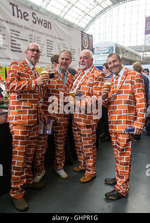 4 hommes de boire une bière portant des costumes en forme de brique au Great British Beer Festival à Olympie,West London Banque D'Images