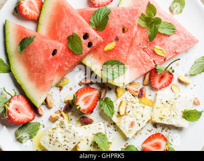 Melon d'été, fraises et pistaches salade de fromage feta Banque D'Images