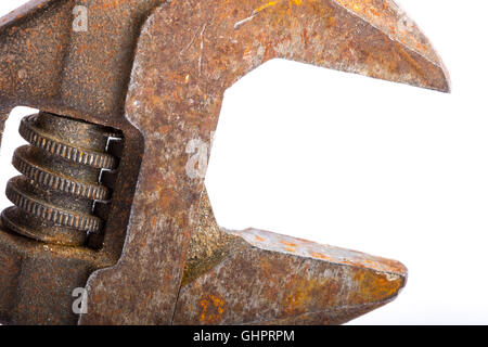 Close up d'un vieux rusty clé ajustable sur un fond blanc Banque D'Images