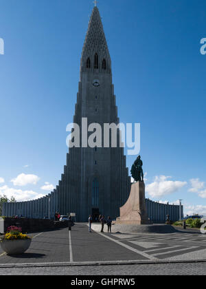 Monument emblématique de l'église Hallgrimskirkja avec statue de l'explorateur Leif Eriksson (ch. - 970 ch. 1020) par Alexander Stirling Calder Reykjavik Islande Banque D'Images