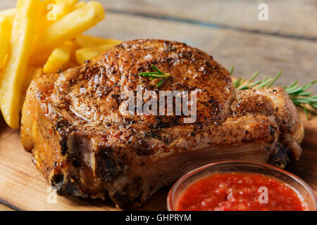 Sur le steak d'aloyau avec frites et sauce Banque D'Images