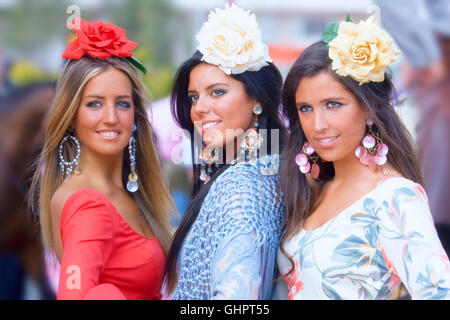 Trois jeunes filles en costume traditionnel lors de la foire de Séville, Espagne Banque D'Images