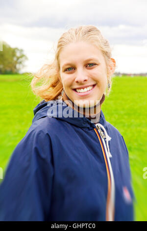 Portrait d'une jeune femme heureuse Banque D'Images