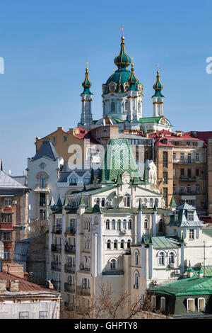 Vue sur St Andrew's Church et district Vozdvizhenka à Kiev, Ukraine Banque D'Images