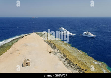 Vue du phare du grand frère de la mer et des bateaux de croisière et frère Littele,, Red Sea, Egypt Banque D'Images
