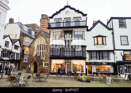 Fermer la cathédrale Exeter - cadre en bois historique bâtiments classés Grade 1, y compris Mols coffee house, Exeter, Devon, UK Banque D'Images