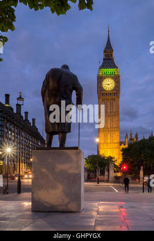 La statue de Winston Churchill et de Big Ben de nuit, Westminster, London Banque D'Images