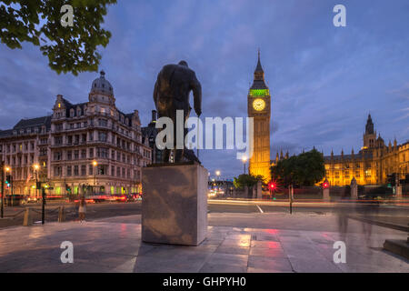La statue de Winston Churchill et de Big Ben de nuit, Westminster, London Banque D'Images