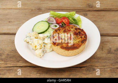 La quiche et salade sur une plaque sur old Weathered Wood Banque D'Images
