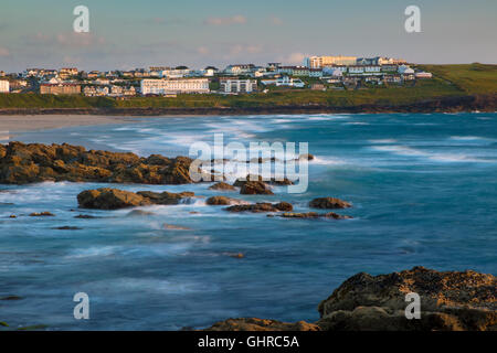 Soirée sur la plage de Fistral et ville de Newquay, Cornwall, Angleterre Banque D'Images