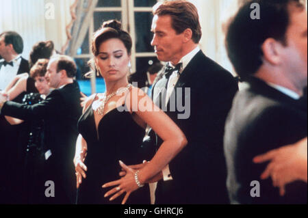 True Lies - wahre lügen - Harry Tasker (Arnold Schwarzenegger) gerät bei seinem Auftraf un Die schöne Terroristin Juno (TIA CARRERE). Regie : James Cameron aka. True Lies Banque D'Images