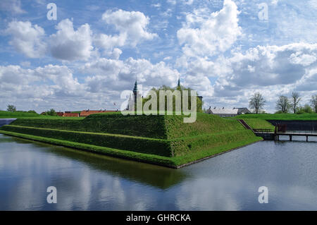 Château Renaissance et forteresse de Kronborg, accueil de Hamlet de Shakespeare. Vue de douves et murs de la forteresse, avec reflecti Banque D'Images