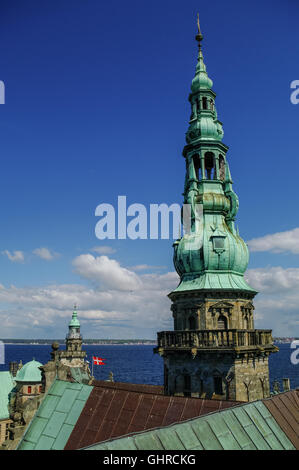 Vue du toit du château renaissance de Kronborg Helsinborg ville et détroit entre le Danemark et la Suède. Banque D'Images